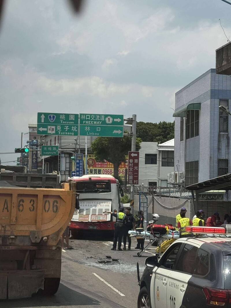 桃园市龟山区发生大货车冲撞客运车车祸。(桃园市议员陈雅伦提供) 桃园市龟山区发生大货车冲撞客运车车祸。(桃园市议员陈雅伦提供)