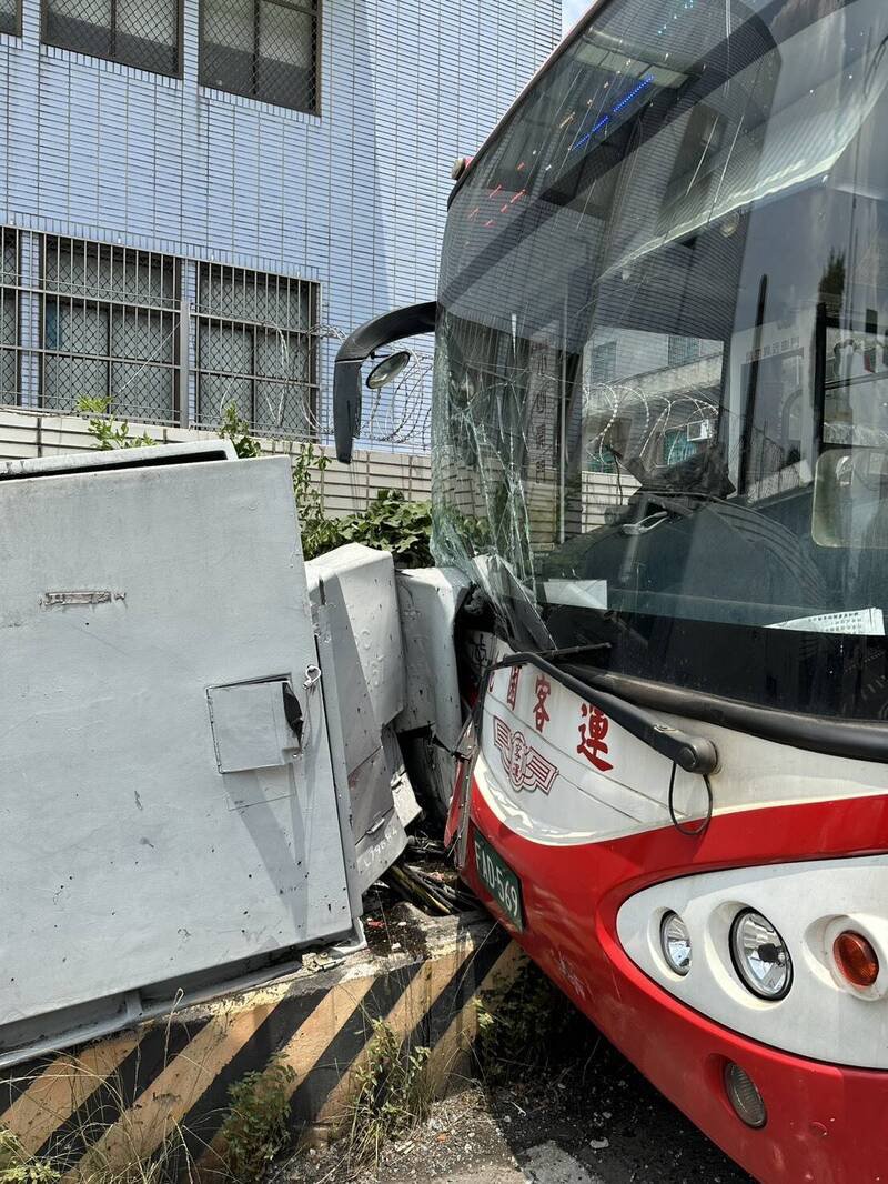 桃园市龟山区发生大货车冲撞客运车车祸。(桃园市议员陈雅伦提供) 桃园市龟山区发生大货车冲撞客运车车祸。(桃园市议员陈雅伦提供)