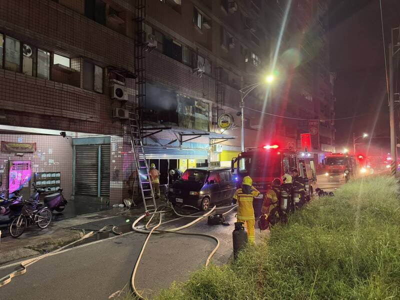 高雄林园一栋住宅大楼凌晨火警,消防人员火速抢救,扑灭火势后发现3人当场死亡。(民众提供) 高雄林园一栋住宅大楼凌晨火警,消防人员火速抢救,扑灭火势后发现3人当场死亡。(民众提供)