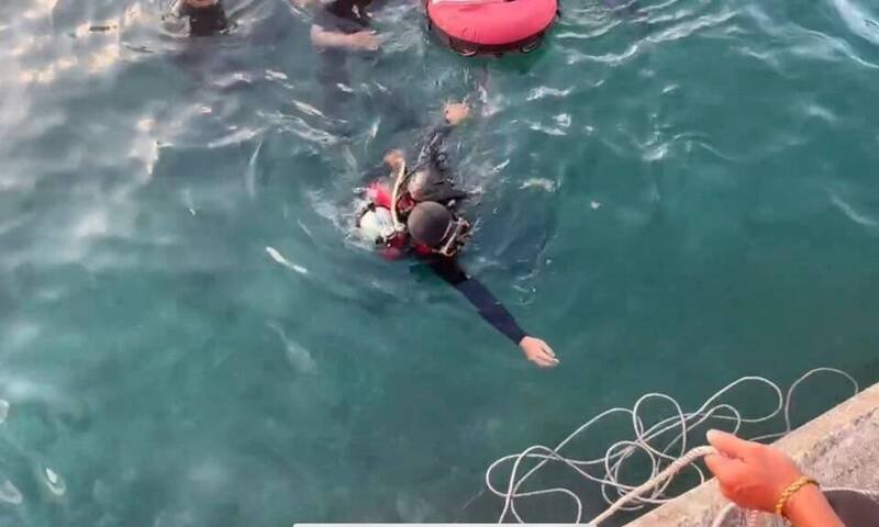 香港游客骑机车在绿岛落海,海巡救援。(记者黄明堂翻摄) 香港游客骑机车在绿岛落海,海巡救援。(记者黄明堂翻摄)