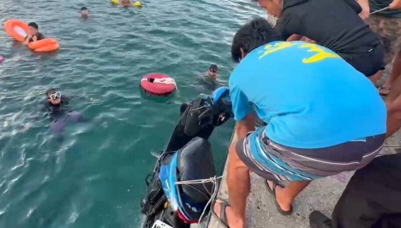 香港游客骑机车在绿岛落海,海巡救援。(记者黄明堂翻摄) 香港游客骑机车在绿岛落海,海巡救援。(记者黄明堂翻摄)