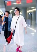 56岁许晴现身机场 身材严重走样肥胖 网友疑好事将近？