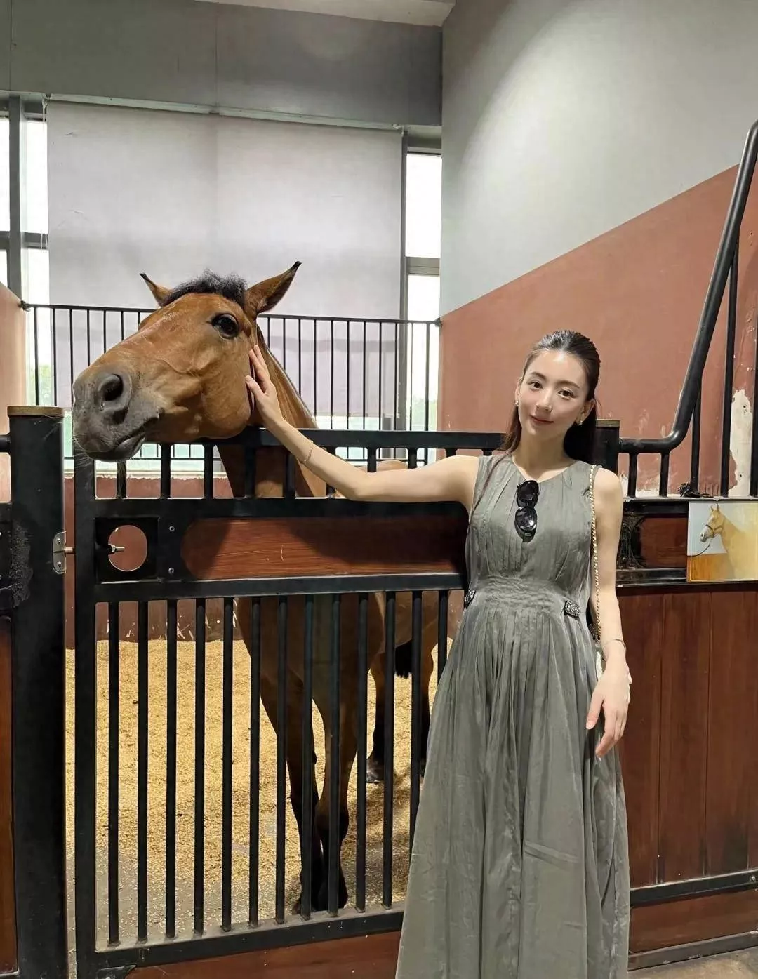 方媛晒孕期美照，怀三胎还穿高跟拖鞋优雅依旧