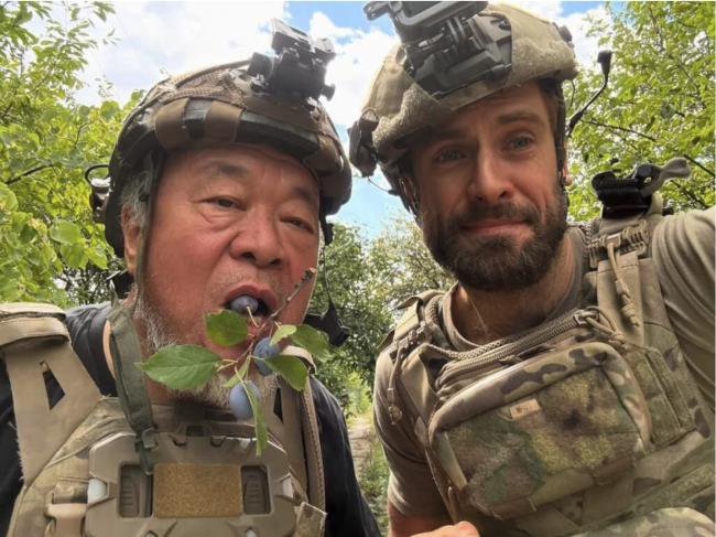中国异议艺术家深入俄乌前线引关注