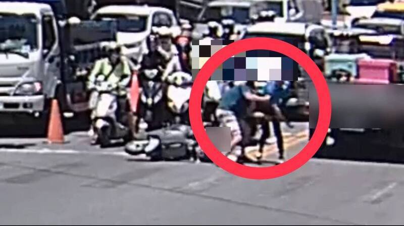 花莲吉安乡建国路与自强路口昨遇到街头感情纠纷冲突,两个男人无视小孩就直接在路口大打出手遭警方法办。(警方提供) 花莲吉安乡建国路与自强路口昨遇到街头感情纠纷冲突,两个男人无视小孩就直接在路口大打出手遭警方法办。(警方提供)