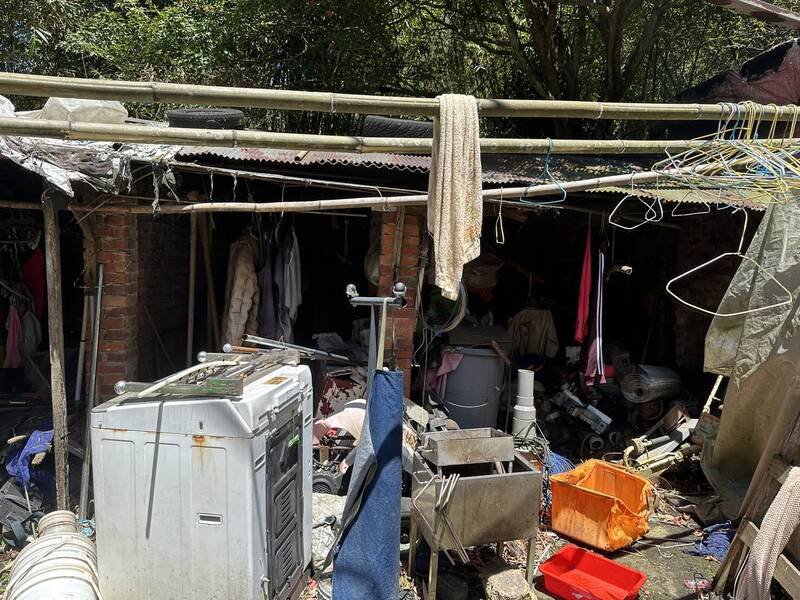 简男三合院住家付之一炬,大溪区公所现暂安排简男一家人住在旅馆。(林信宏提供) 简男三合院住家付之一炬,大溪区公所现暂安排简男一家人住在旅馆。(林信宏提供)