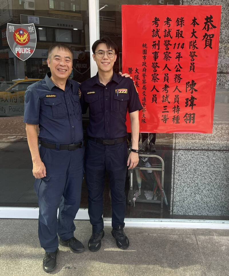 桃园市政府警察局交通警察大队直属中队警员陈玮翎(右)录取三等刑事警察特考,让目前在大园警分局服务的父亲陈聪敏(左)非常开心。(警方提供) 桃园市政府警察局交通警察大队直属中队警员陈玮翎(右)录取三等刑事警察特考,让目前在大园警分局服务的父亲陈聪敏(左)非常开心。(警方提供)