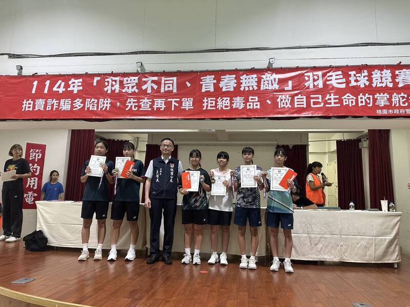 桃园警察分局羽毛球趣味竞赛,今年报名队伍230队创新高,19日在桃园区永康市民活动中心开打,由于赛事多达183场,各组前3名获颁奖金、奖状及奖牌。(桃园警分局提供) 桃园警察分局羽毛球趣味竞赛,今年报名队伍230队创新高,19日在桃园区永康市民活动中心开打,由于赛事多达183场,各组前3名获颁奖金、奖状及奖牌。(桃园警分局提供)