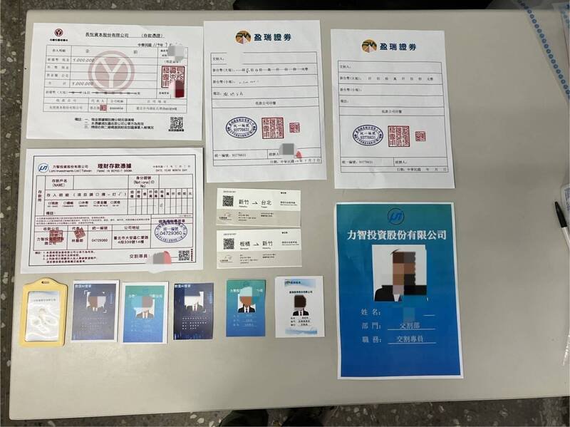 警方查扣面交车手伪造存款凭证、工作证等相关证物。(记者郑景议翻摄) 警方查扣面交车手伪造存款凭证、工作证等相关证物。(记者郑景议翻摄)