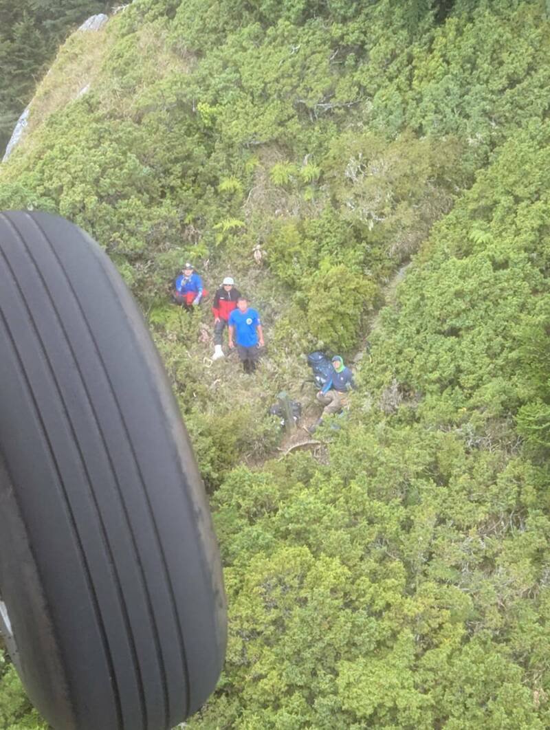 有山友前往花莲太鲁阁国家公园3千多公尺的毕禄山步道登山,过程不慎摔伤造成右脚踝骨折,无法行走,空中勤务总队派遣直升机前往救援成功。(花莲空勤提供) 有山友前往花莲太鲁阁国家公园3千多公尺的毕禄山步道登山,过程不慎摔伤造成右脚踝骨折,无法行走,空中勤务总队派遣直升机前往救援成功。(花莲空勤提供)
