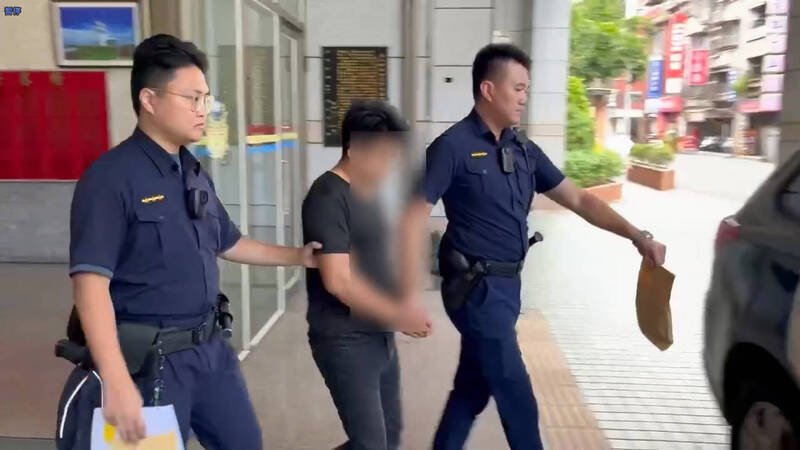 陈男被警方移送基隆地检署法办。(记者吴升儒翻摄) 陈男被警方移送基隆地检署法办。(记者吴升儒翻摄)