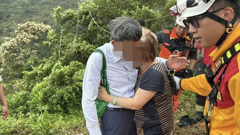 宜兰员山医院吕姓院长的王姓妻子,13日在北宜公路驾车坠谷获救,3天后却在住家命丧火窟,过程疑点重重。(图由民众提供) 宜兰员山医院吕姓院长的王姓妻子,13日在北宜公路驾车坠谷获救,3天后却在住家命丧火窟,过程疑点重重。(图由民众提供)