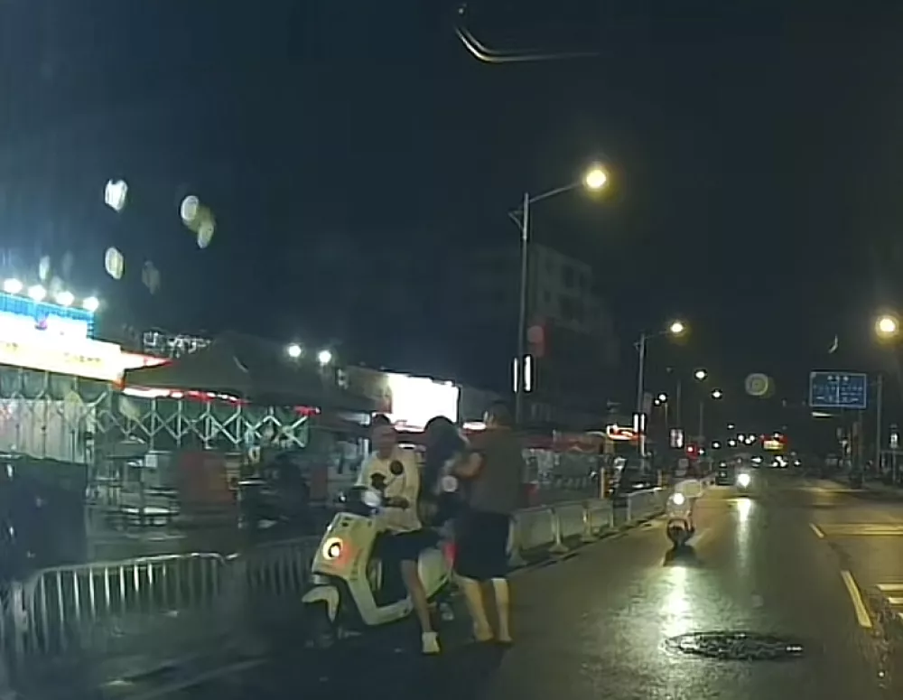 可怕！两男子欲将醉酒女子抬上电动车，事实确是...