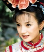 赵薇母女抵达上海 小四月穿吊带街头跳舞 赵薇行踪隐秘长脑子了