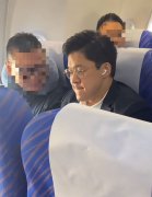 拥千亿身家，46岁富少搭机现踪经济舱