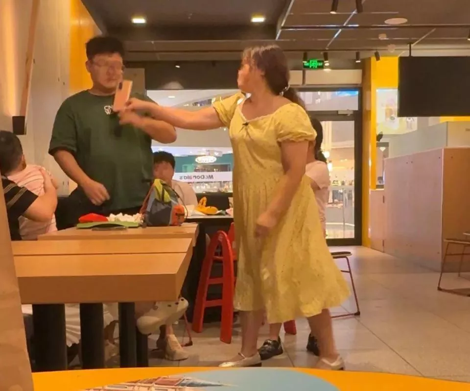 女子在麦当劳辱骂多人，叫嚣“我认识大把警察”