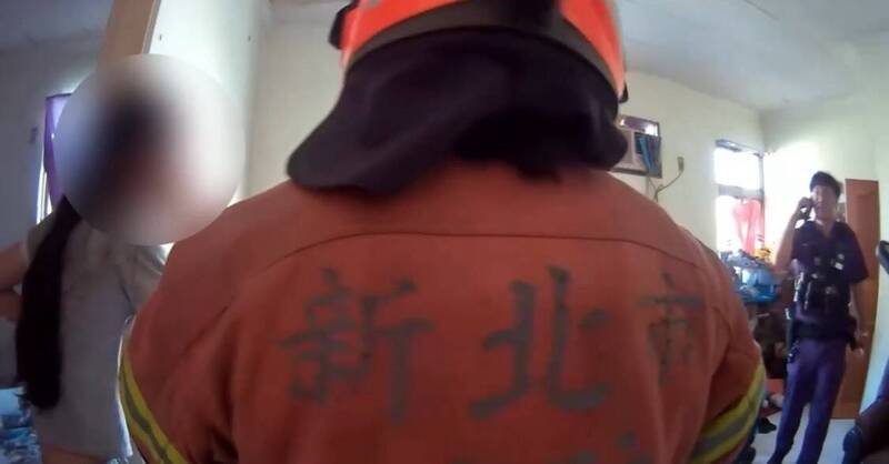警方、消防赶抵破门,进屋救下2名穿著尿布幼童后,母亲才惊醒。(记者吴仁捷翻摄) 警方、消防赶抵破门,进屋救下2名穿著尿布幼童后,母亲才惊醒。(记者吴仁捷翻摄)
