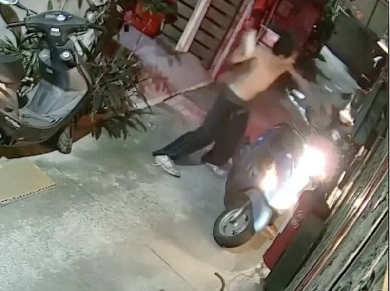 半裸男随机拦车推倒,并挥拳殴打妇人,拿手上的大铁罐打头。(记者蔡淑媛翻摄) 半裸男随机拦车推倒,并挥拳殴打妇人,拿手上的大铁罐打头。(记者蔡淑媛翻摄)