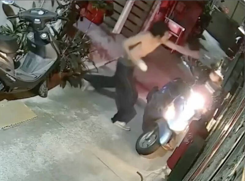 半裸男随机拦车推倒,并挥拳殴打妇人。(记者蔡淑媛翻摄) 半裸男随机拦车推倒,并挥拳殴打妇人。(记者蔡淑媛翻摄)