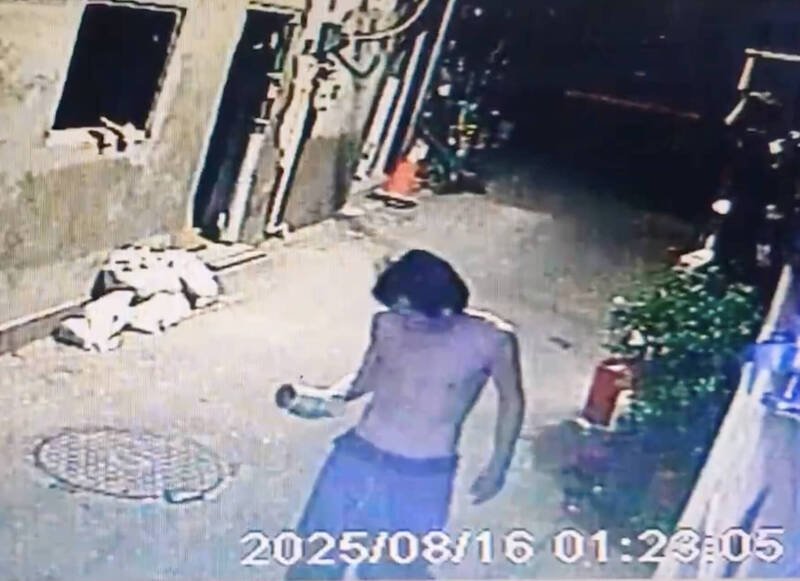 监视器拍到半裸男事前路边挑捡铁罐,疑似预谋攻击。(记者蔡淑媛翻摄) 监视器拍到半裸男事前路边挑捡铁罐,疑似预谋攻击。(记者蔡淑媛翻摄)