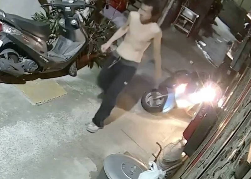 半裸男随机拦车攻击妇人后,大摇大摆离开。(记者蔡淑媛翻摄) 半裸男随机拦车攻击妇人后,大摇大摆离开。(记者蔡淑媛翻摄)