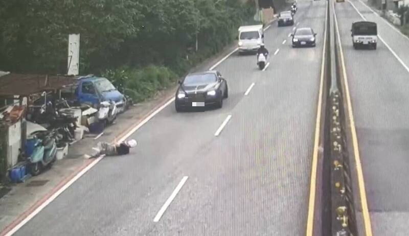 曹姓男子驾车撞上机车骑士黄姓男子。(警方提供) 曹姓男子驾车撞上机车骑士黄姓男子。(警方提供)