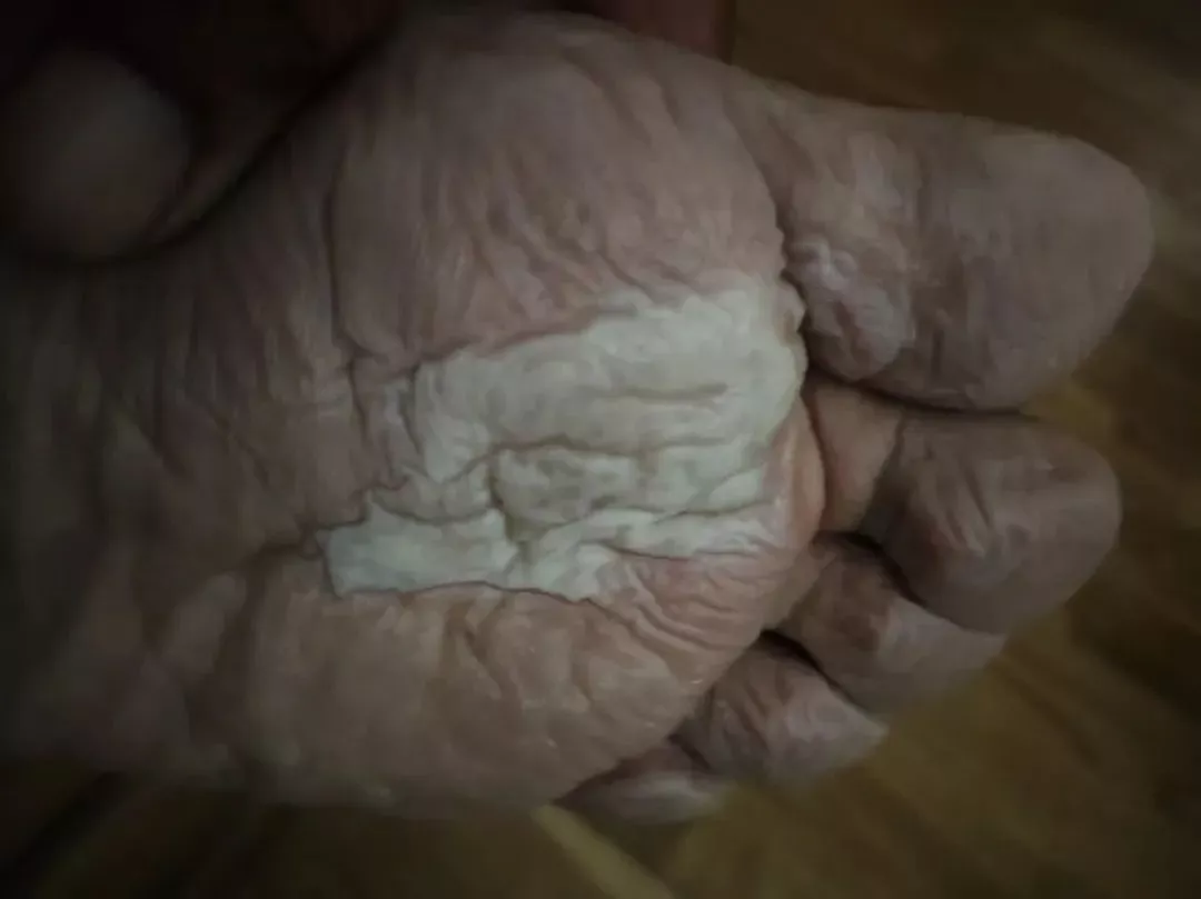 将苦难转移至底层：暴雨中的商战，外卖员的苦夏