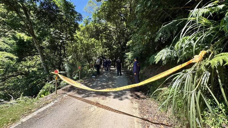 警方到弃尸地点。(民众提供) 警方到弃尸地点。(民众提供)