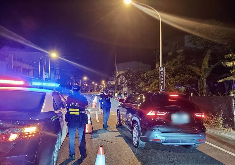 南投警方启动加强取缔交通违规勤务,并实施净牌专案,查处车辆有无遮蔽、污损或不当变造车牌情形。
(南投县警察局提供) 南投警方启动加强取缔交通违规勤务,并实施净牌专案,查处车辆有无遮蔽、污损或不当变造车牌情形。
(南投县警察局提供)