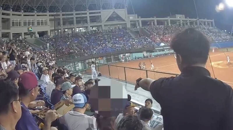 留言恐吓后继续看球,男大生球赛看到一半被警方叫走。(警方提供) 留言恐吓后继续看球,男大生球赛看到一半被警方叫走。(警方提供)