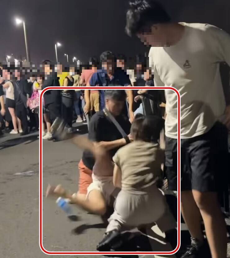 大稻埕昨晚施放烟火,在忠孝码头有民众上演全武行。(图撷自threads) 大稻埕昨晚施放烟火,在忠孝码头有民众上演全武行。(图撷自threads)