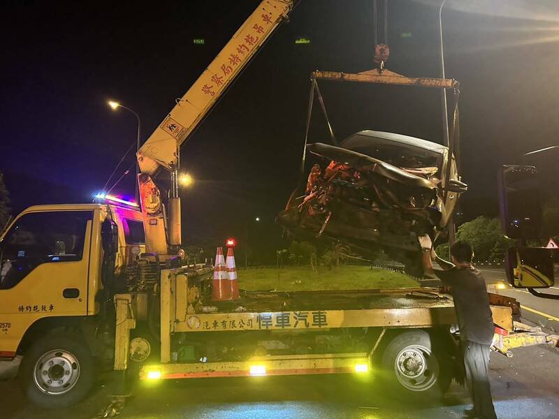 拖吊车将事故车吊离现场。(记者吴升儒翻摄) 拖吊车将事故车吊离现场。(记者吴升儒翻摄)