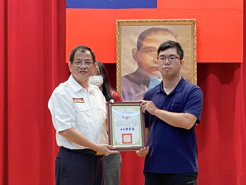 新北市许姓男子搭乘公车途经淡水失去呼吸心跳,车上吴姓女大生及加入「听见AED急救通报」的唐姓外送员(见图)联手急救,搭配赶抵消防员联手救人;新北市消防局长陈崇岳今天表扬唐男。(记者吴仁捷翻摄) 新北市许姓男子搭乘公车途经淡水失去呼吸心跳,车上吴姓女大生及加入「听见AED急救通报」的唐姓外送员(见图)联手急救,搭配赶抵消防员联手救人;新北市消防局长陈崇岳今天表扬唐男。(记者吴仁捷翻摄)