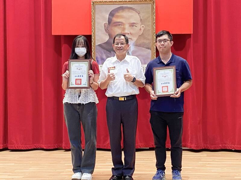 新北市许姓男子搭乘公车途经淡水失去呼吸心跳,车上吴姓女大生及加入「听见AED急救通报」的唐姓外送员联手急救,搭配赶抵消防员联手救人;新北市消防局长陈崇岳(中)今天表扬吴姓女大生(左)及唐男(右)两人。(记者吴仁捷翻摄) 新北市许姓男子搭乘公车途经淡水失去呼吸心跳,车上吴姓女大生及加入「听见AED急救通报」的唐姓外送员联手急救,搭配赶抵消防员联手救人;新北市消防局长陈崇岳(中)今天表扬吴姓女大生(左)及唐男(右)两人。(记者吴仁捷翻摄)