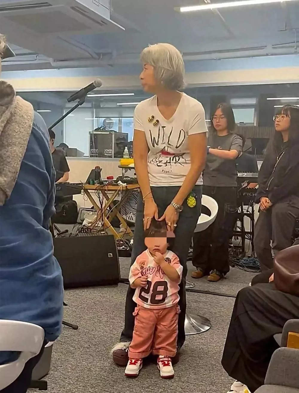 叶倩文录音室带孙女画面曝光：满头银发优雅动人