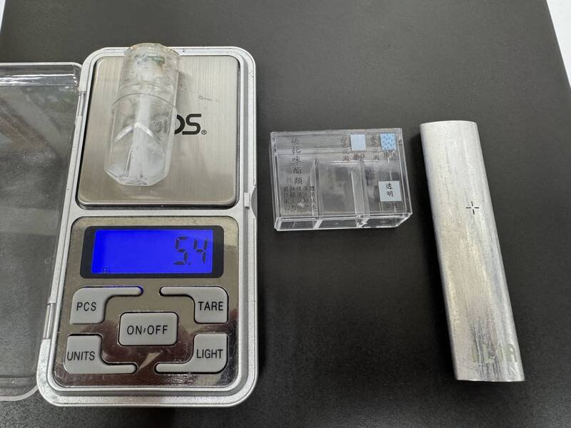 警方在车上搜出毒品丧尸烟弹。(记者陆运锋翻摄) 警方在车上搜出毒品丧尸烟弹。(记者陆运锋翻摄)
