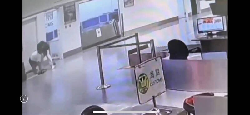 近日发生三起疑似走私毒品入境,该关关员拦查时,嫌犯企图逃跑,其中一案嫌犯甚至挥拳攻击执检关员。(桃园机场记者联谊会提供) 近日发生三起疑似走私毒品入境,该关关员拦查时,嫌犯企图逃跑,其中一案嫌犯甚至挥拳攻击执检关员。(桃园机场记者联谊会提供)