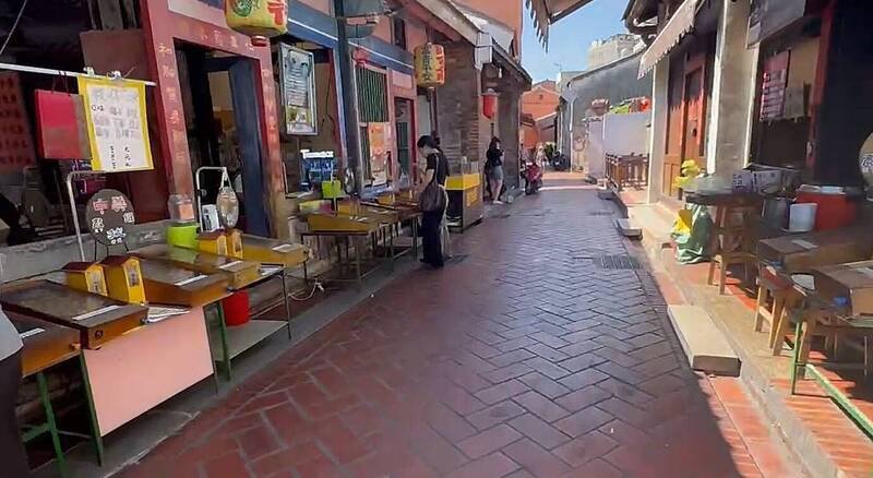 翁女妈妈来鹿港老街游玩弄丢手链,心痛不已。(民众提供) 翁女妈妈来鹿港老街游玩弄丢手链,心痛不已。(民众提供)