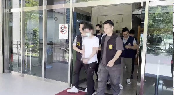 警方依涉嫌掳人勒赎、伤害、组织犯罪防制条例及少年事件处理法将九人分送法办。(记者郑景议翻摄) 警方依涉嫌掳人勒赎、伤害、组织犯罪防制条例及少年事件处理法将九人分送法办。(记者郑景议翻摄)