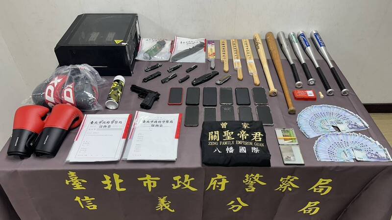 警方查扣证物。(记者郑景议翻摄) 警方查扣证物。(记者郑景议翻摄)