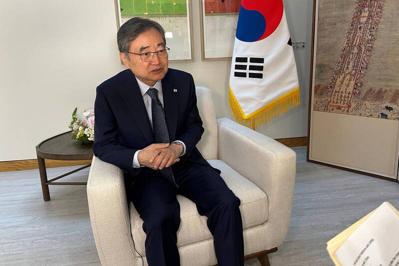 南韩外长赵显表示,美国总统川普将在亚太经济合作会议访韩,并与韩国总统李在明举行峰会,但可能不会参加领袖会议。(美联社) 南韩外长赵显表示,美国总统川普将在亚太经济合作会议访韩,并与韩国总统李在明举行峰会,但可能不会参加领袖会议。(美联社)