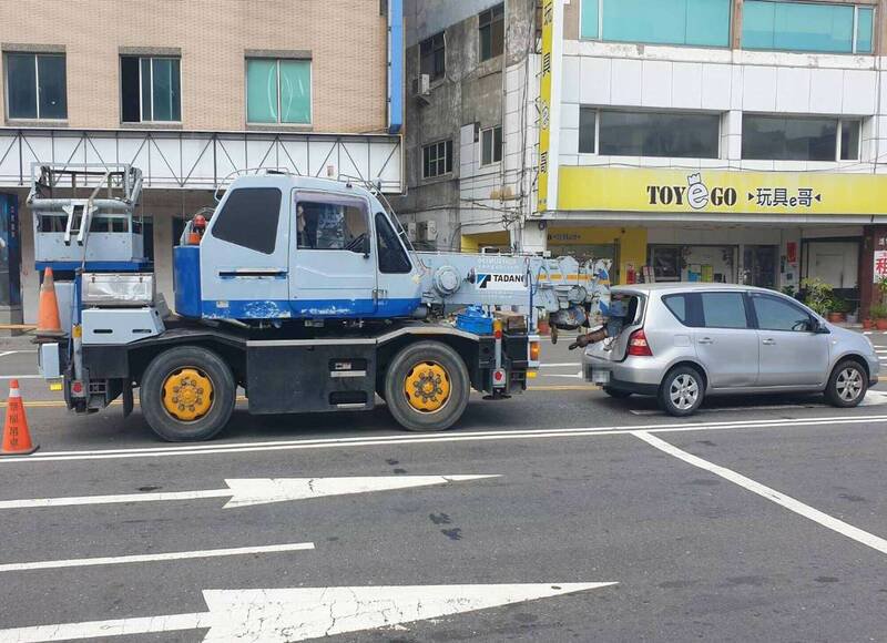大吊车吊臂撞进轿车后座,路人直击惊叫。(图由警方提供) 大吊车吊臂撞进轿车后座,路人直击惊叫。(图由警方提供)