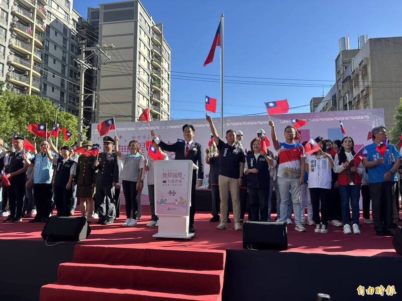 新竹市府有年轻女政务官不堪爱慕者长期骚扰, 双十升旗典礼后吓到报警。图为上周国庆升旗典礼情形。(记者洪美秀摄) 新竹市府有年轻女政务官不堪爱慕者长期骚扰, 双十升旗典礼后吓到报警。图为上周国庆升旗典礼情形。(记者洪美秀摄)