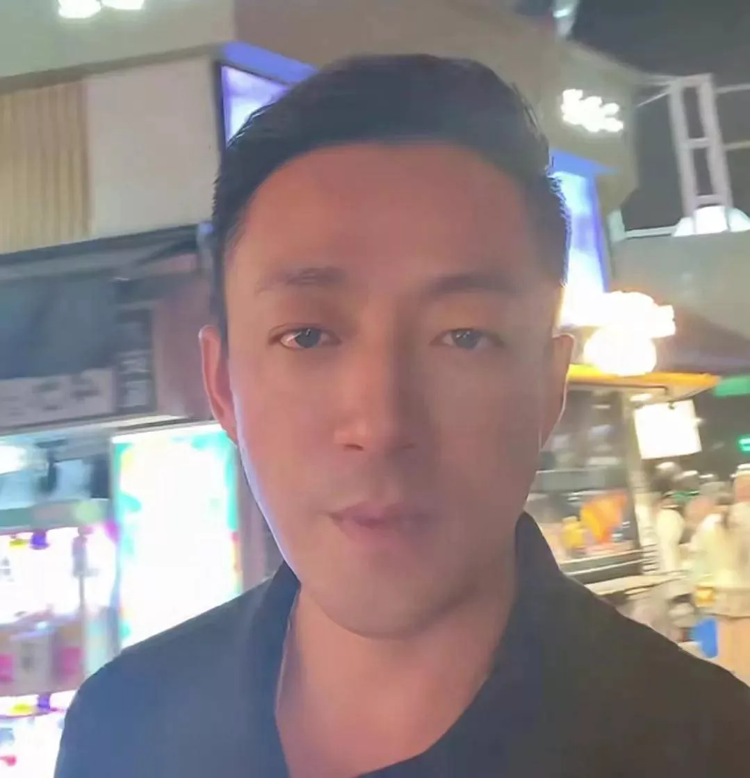 汪小菲罕见亲晒儿子正脸照，眉眼像极了大S