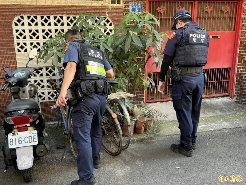 警方在现场采证。(记者许国桢摄) 警方在现场采证。(记者许国桢摄)