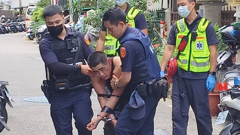 萧男涉嫌攻击女友等3人,被压制逮捕。(民众提供) 萧男涉嫌攻击女友等3人,被压制逮捕。(民众提供)