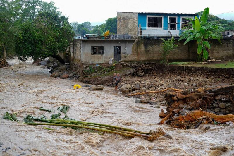 墨西哥中部与东部地区近期惨遭洪灾侵袭,造成至少64人死亡,另有65人失踪,超过10万户家庭受影响。(路透) 墨西哥中部与东部地区近期惨遭洪灾侵袭,造成至少64人死亡,另有65人失踪,超过10万户家庭受影响。(路透)