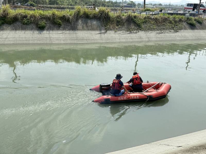 消防人员昨搜寻至深夜未果,今持续搜寻,寻获时已明显死亡。(民众提供) 消防人员昨搜寻至深夜未果,今持续搜寻,寻获时已明显死亡。(民众提供)
