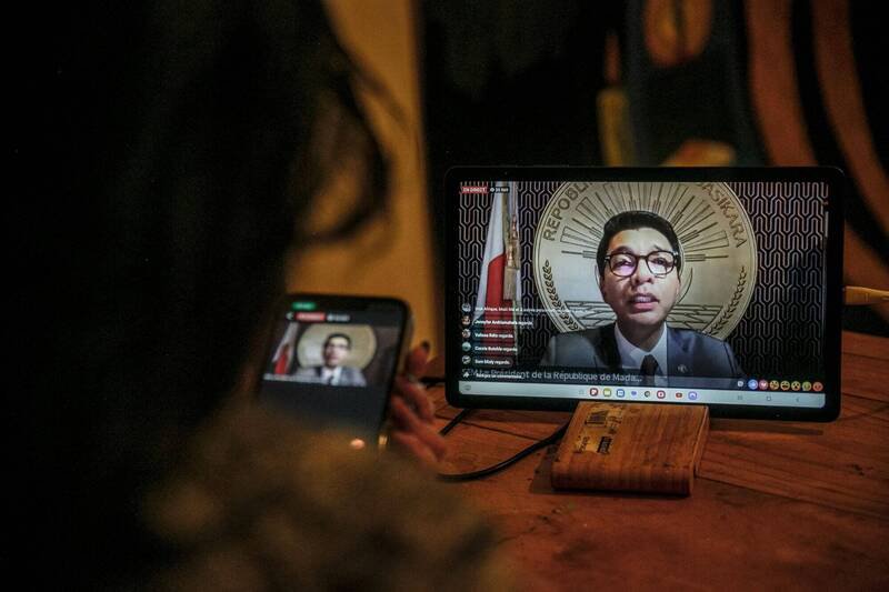 马达加斯加总统拉乔利纳13日搭机离境,透过网路直播声称,他遭遇暗杀未遂,已躲避至一个「安全地点」。(法新社) 马达加斯加总统拉乔利纳13日搭机离境,透过网路直播声称,他遭遇暗杀未遂,已躲避至一个「安全地点」。(法新社)
