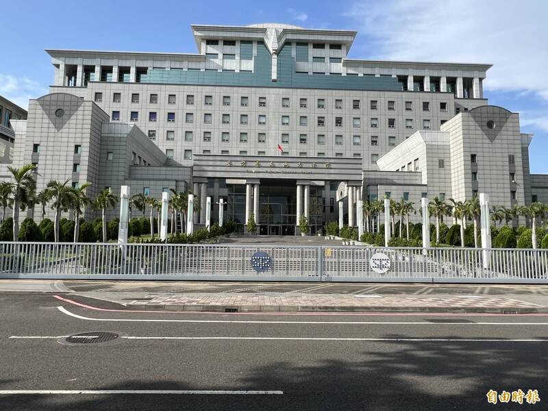 谢姓男子承认欠多家银行共二亿元债务,名下无其他财产可供清偿,台南地院判认谢男赠与两孩子的土地必须撤销,且土地要登记归还给谢男。(资料照,记者王俊忠摄) 谢姓男子承认欠多家银行共二亿元债务,名下无其他财产可供清偿,台南地院判认谢男赠与两孩子的土地必须撤销,且土地要登记归还给谢男。(资料照,记者王俊忠摄)